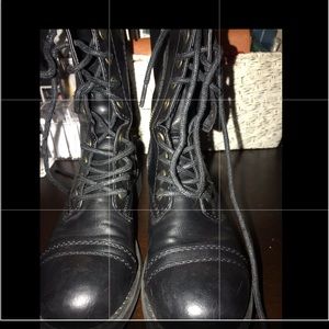 Women’s black boots size 7